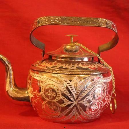 《黄铜茶壶》在线观看,穿越时空的茶香传奇